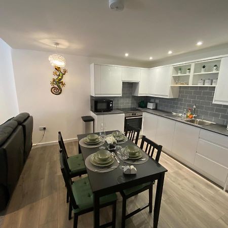 Modern 2 Bedroom Apartment, With Car Parking. Bitton Екстериор снимка