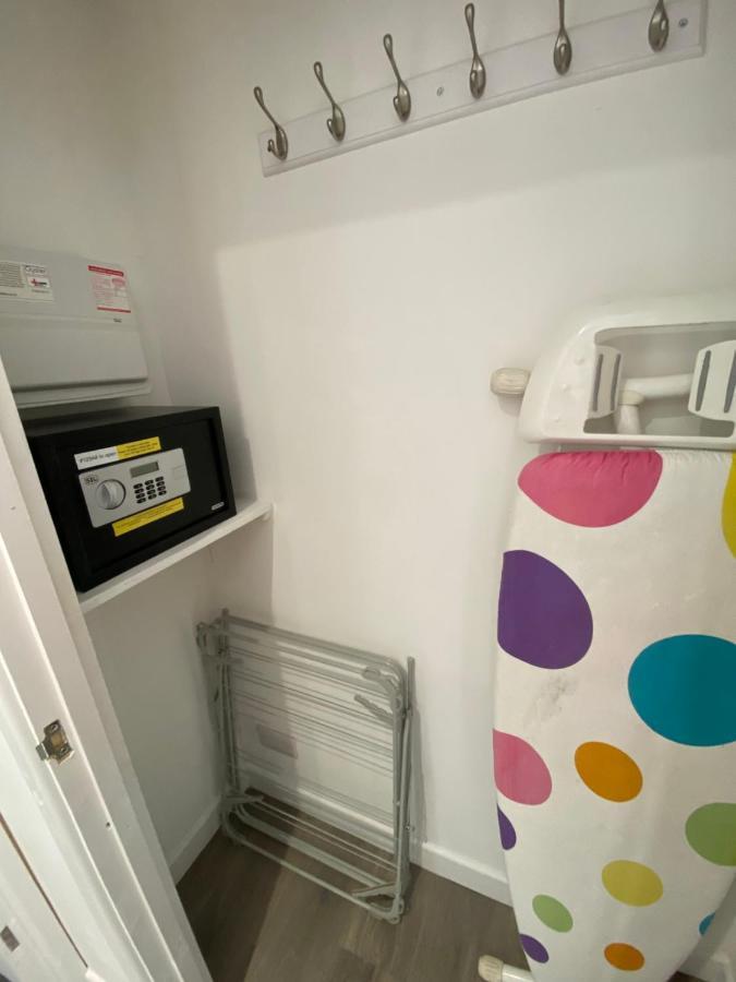 Modern 2 Bedroom Apartment, With Car Parking. Bitton Екстериор снимка