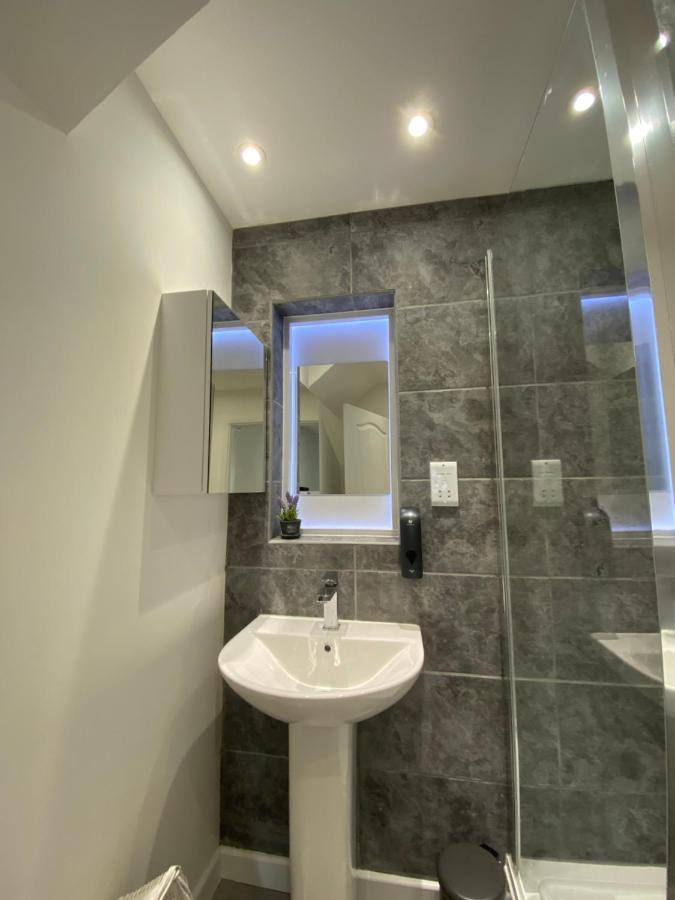 Modern 2 Bedroom Apartment, With Car Parking. Bitton Екстериор снимка